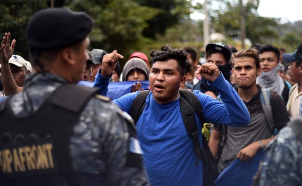 Migrantes hondureños rompen cerco policial en frontera de Guatemala