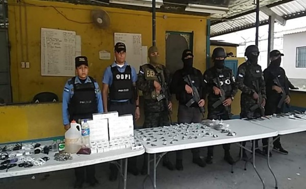 Decomisan presunta droga, celulares y armas cortopunzantes en cárcel de El Progreso