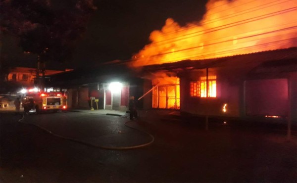 Fuego consume tres negocios en el barrio Concepción, San Pedro Sula