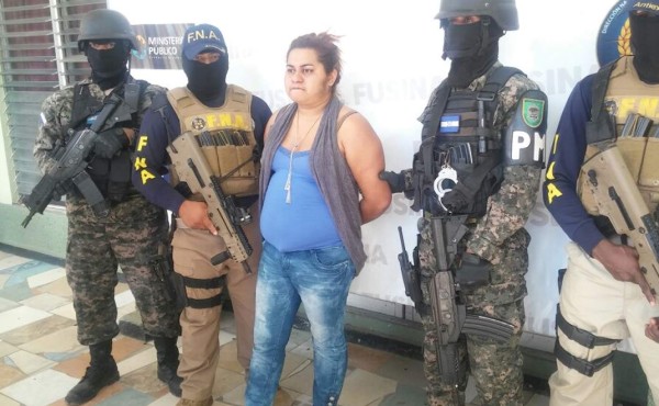 La mujer mientras era presentada en la ciudad de San Pedro Sula, después de ser detenida.