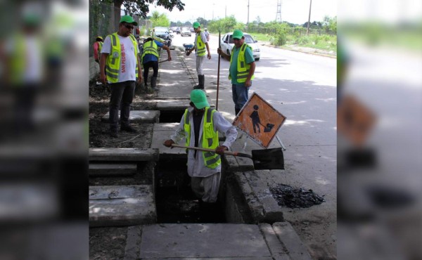 Limpian drenajes para evitar inundaciones en San Pedro Sula