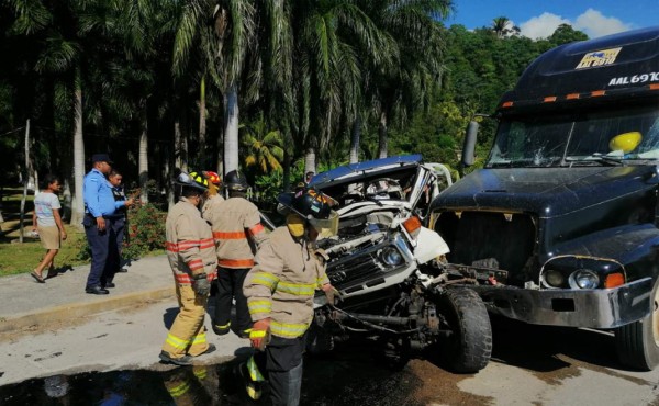 Cuatro heridos deja choque entre rastra y pick up en Puerto Cortés