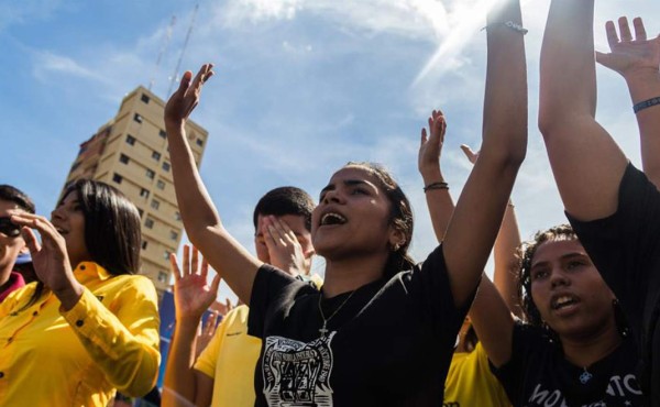 Calles repletas de venezolanos pidiendo la salida de Maduro; chavistas lo respaldan