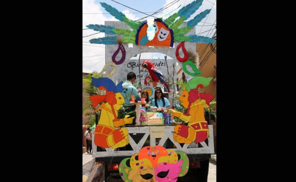 Copanecas embellecen desfile de Santa Rosa de Copán
