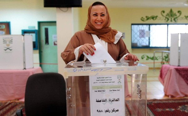 Mujeres votan por primera vez en la historia de Arabia Saudita