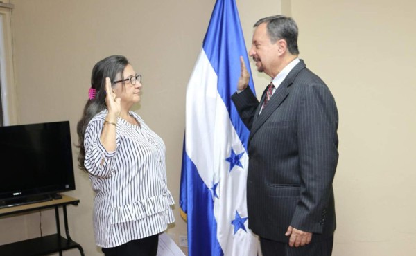 Juramentan a nueva directora departamental de educación de Cortés