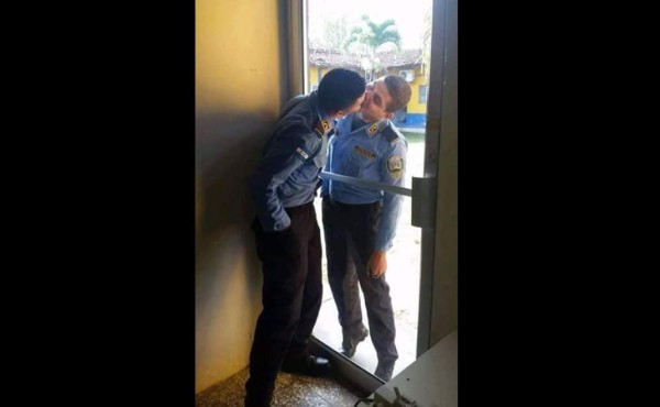 Escándalo por policías que simulan 'darse un beso' en Santa Bárbara