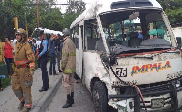 Al menos 30 heridos deja choque entre dos buses Impala en San Pedro Sula