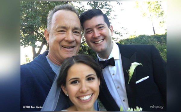 Tom Hanks se 'cuela' en las fotos de pareja de recién casados