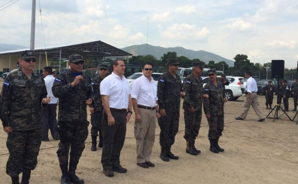 Juan Orlando Hernández inaugura complejo militar en Chamelecón