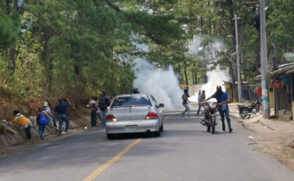 Desalojan con gas lacrimógeno a protestantes en El Hatillo