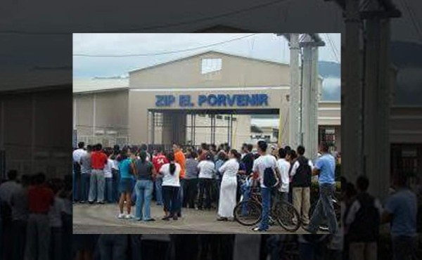 Obreros protestan frente a maquila en El Progreso