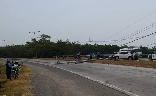 Accidente en carretera a San Pedro Sula provoca caída de postes