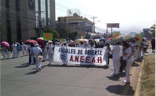 Honduras: Enfermeras dejan los hospitales y salen a las calles a protestar