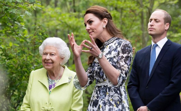 Isabel II alaba la labor de los voluntarios, entre ellos la de William y Kate