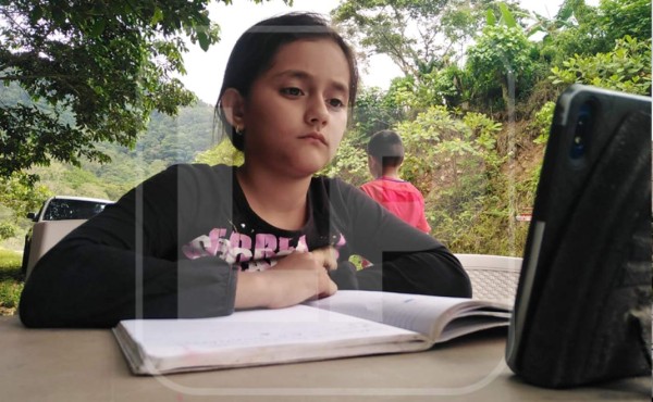 Angie, la niña hondureña que busca señal en la carretera, ¡obtiene internet para sus clases!