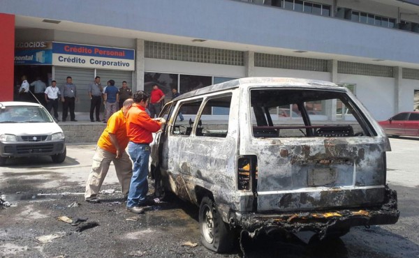 Microbús se incendia en pleno centro de San Pedro Sula