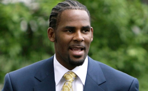 R. Kelly supuestamente golpeaba a una de sus exnovias