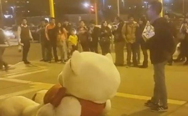 Esperó a su novia con enorme peluche y Facebook Live pero lo dejó burlado