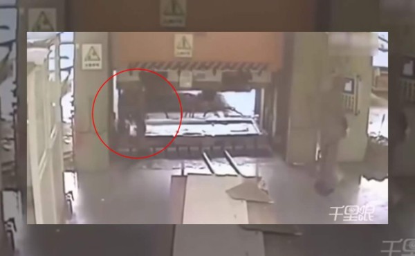 Impactante video de un trabajador que aplasta a su compañero con prensa hidráulica