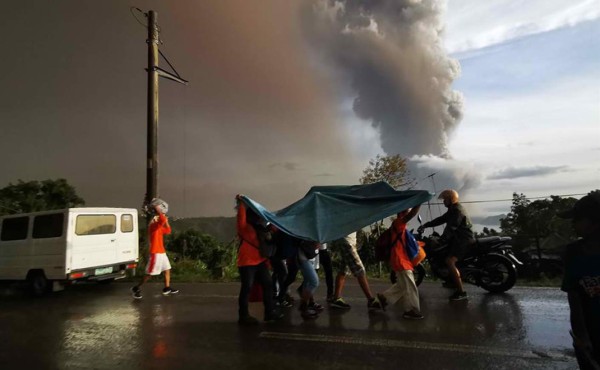 Evacúan a miles de personas por erupción inminente de volcán cerca de Manila  