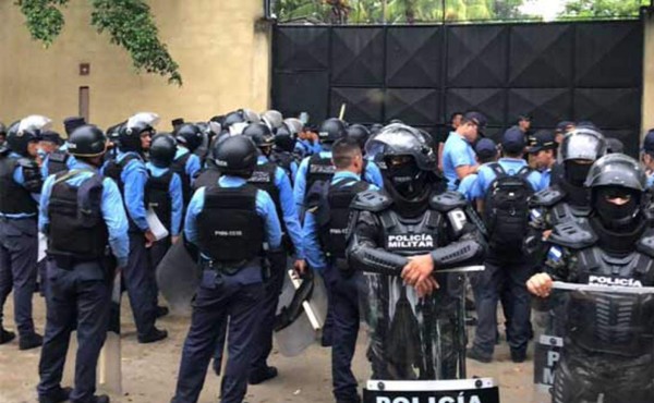 Fuerzas del orden requisan instalaciones del centro de menores de El Carmen