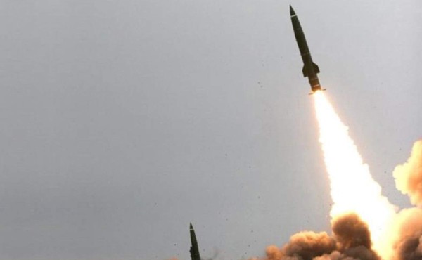 Rebeldes yemeníes lanzan un misil balístico contra Arabia Saudí