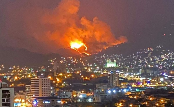 Un enorme incendio forestal amenaza varias familias en Tegucigalpa