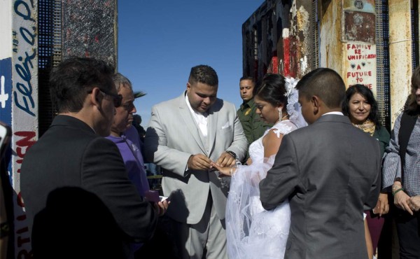 Pareja aprovechó apertura del muro entre México y USA para casarse