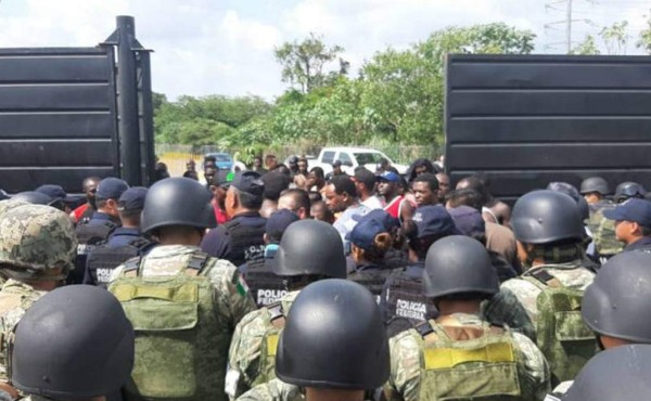 Militares frenan fuga másiva de migrantes en el sur de México