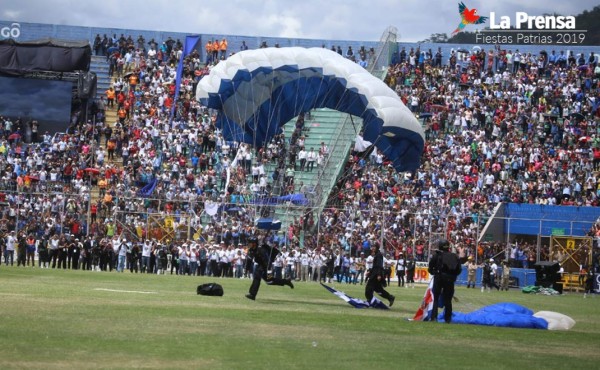 Show de paracaidistas desata euforia en el Día de la Independencia