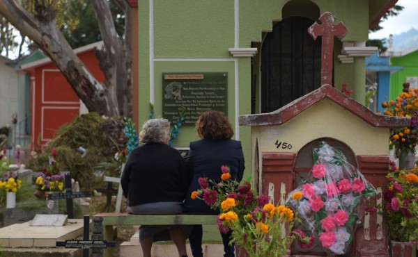 Mexicanos se encuentran con sus difuntos durante el Día de Muertos   