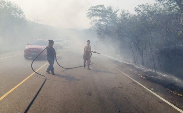 Calor provoca incendio a orillas de la carretera entre La Barca y San Pedro Sula