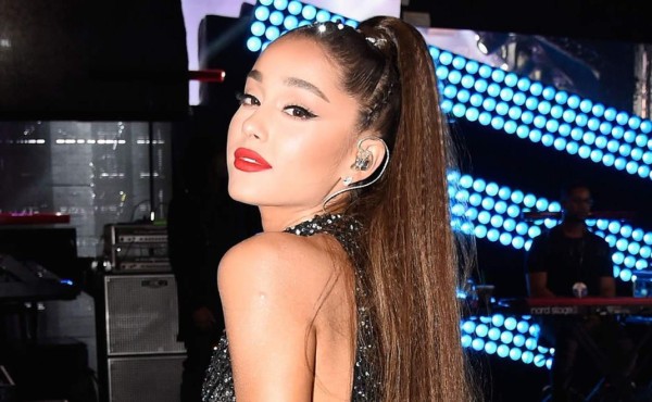 Ofrecen a Ariana Grande un millón de dólares para borrar tatuaje con error ortográfico