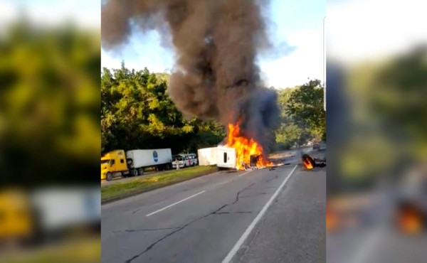 Tras el volcamiento comenzó a salir fuego de la rastra.