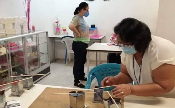 Mujeres sampedranas aprenden a fabricar gel de manos