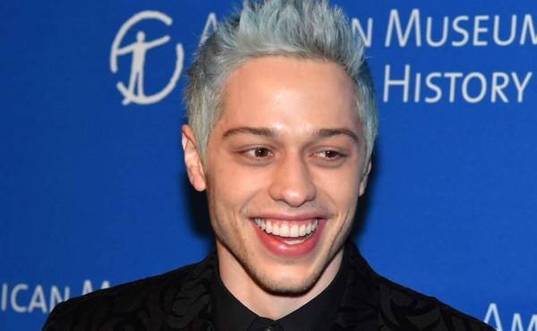 Pete Davidson cubre tatuaje en honor a Ariana Grande con la palabra 'maldito'