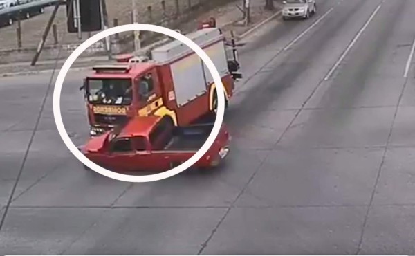 Video: Camión de bomberos se accidenta por imprudencia de otro conductor