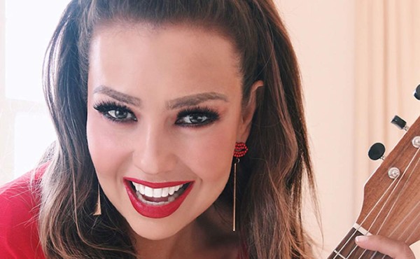 Thalía responde a críticas con foto al natural