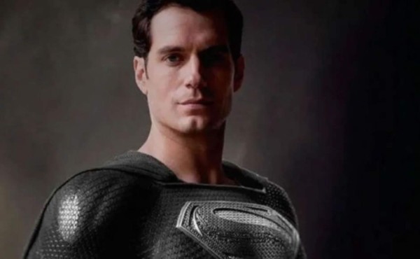 Revelan traje negro de Superman