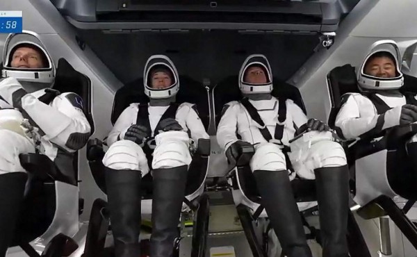 Captura de video cortesía de los programas de televisión de la Nasa muestra a los astronautas dentro de la cápsula en la plataforma de lanzamiento.