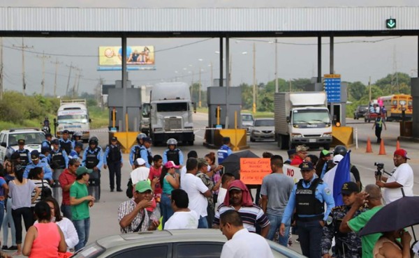 Protestan contra el peaje en la carretera hacia El Progreso