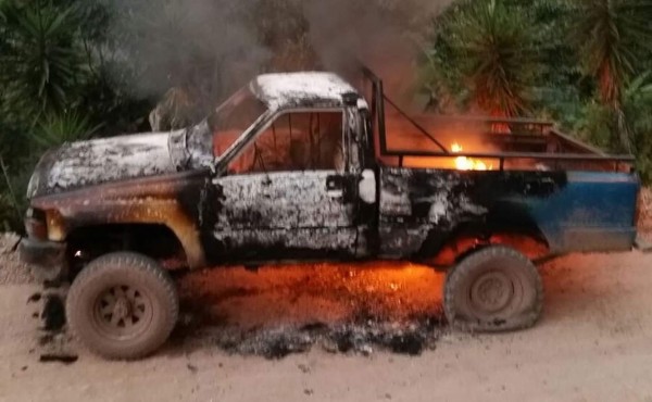 Maleantes tirotean y queman un carro en Santa Bárbara   
