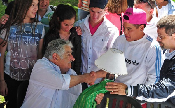 Mujica celebra con niños, ancianos y enfermos mentales antes de Navidad