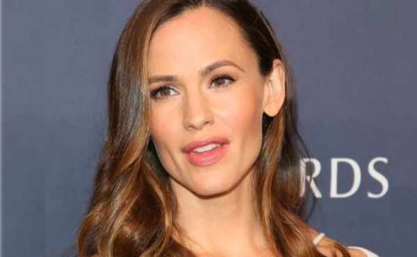 Jennifer Garner sorprende con look masculino