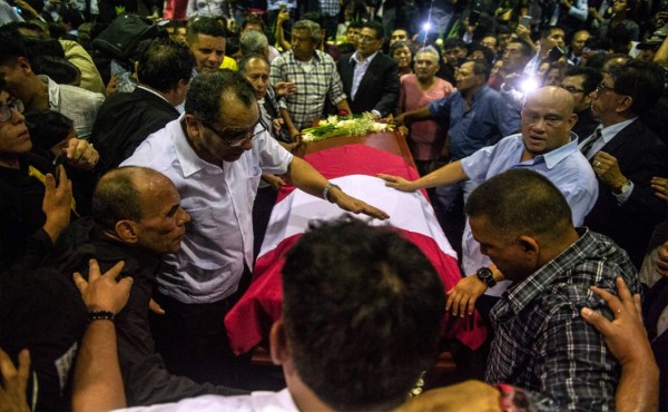 Peruanos velan los restos del expresidente Alan García