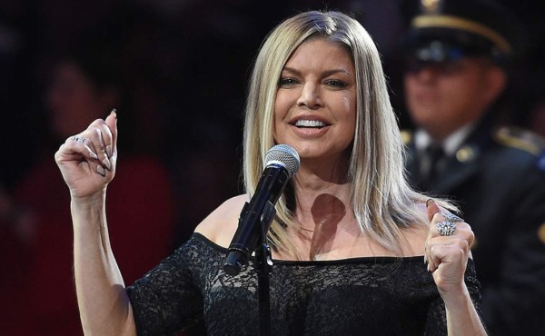 Critican a Fergie por su versión 'sexy' del himno de los EEUU