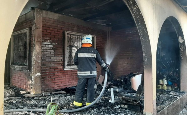 Incendio deja en la calle a nueve integrantes de una familia sampedrana