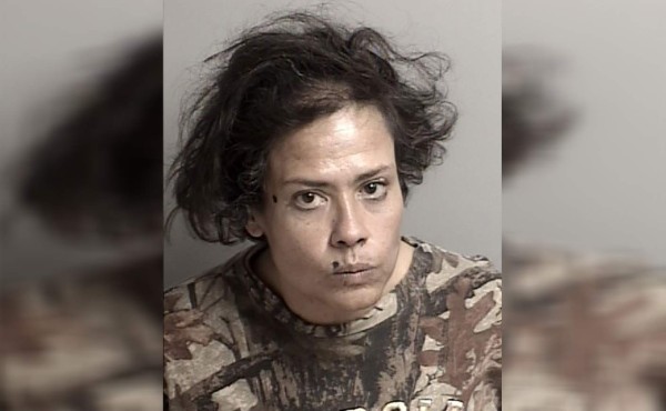 Arrestan a una mujer en California por lamer víveres