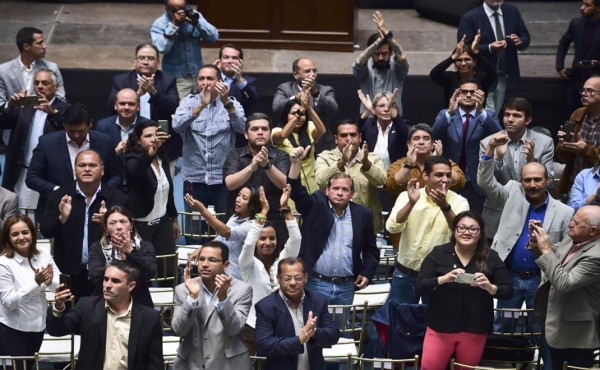 Parlamento venezolano pide apoyo internacional para adelantar elección presidencial